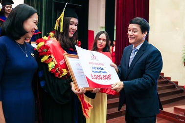 Sinh viên phải đạt trình độ tiếng Anh IELTS 5.5 trước khi tốt nghiệp