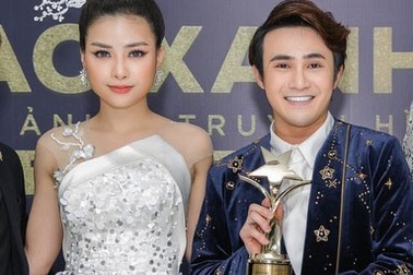 Dương Hoàng Yến sánh đôi Huỳnh Lập trên thảm đỏ