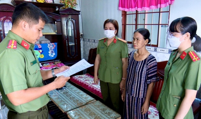 Cơ quan An ninh điều tra Công an tỉnh Bạc Liêu thi hành quyết định khởi tố, lệnh bắt tạm giam bị can Phạm Thị Tú. (Ảnh: CA Bạc Liêu).