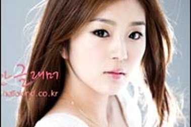 Tranh cãi quanh việc nữ sinh 18 tuổi chụp ảnh “nóng” 