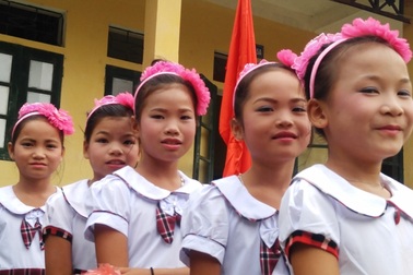 Xúc động lễ khai giảng nơi vùng biên giới