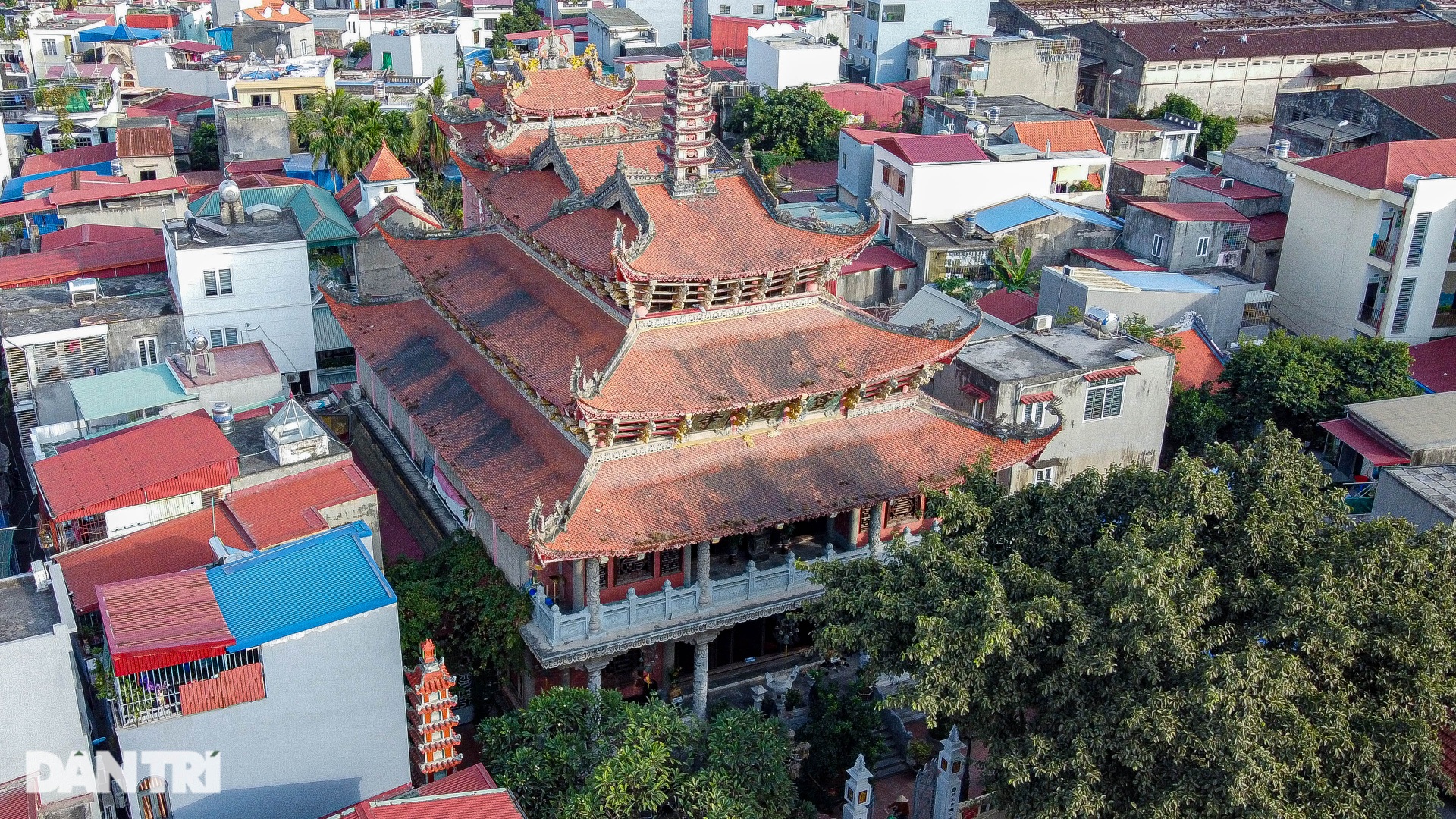 Ancient pagoda with 3 floors and 20 roofs, the largest wooden Buddha statue in Vietnam - 3