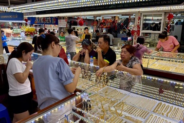 Giá vàng lập đỉnh 118 triệu đồng: Cửa hàng ở Hà Nội ngừng nhận khách