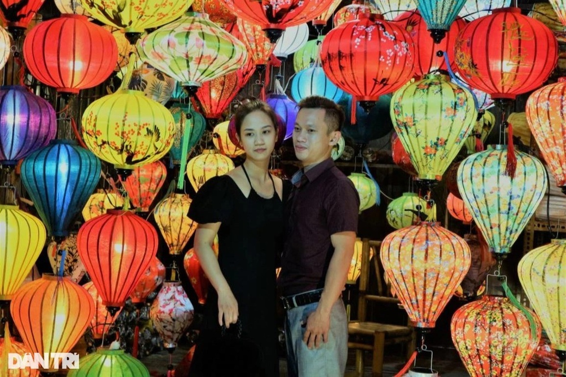 Du khách háo hức đến phố cổ Hội An đón Valentine - 8