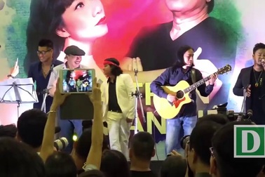 Trần Tiến và các nghệ sĩ ngẫu hứng thể hiện "Tạm biệt chim én"