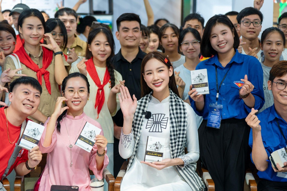Hoa hậu Bảo Ngọc thu hút sự chú ý tại Trung tâm triển lãm Việt Nam - 1 Hoa hậu Bảo Ngọc thu hút sự chú ý tại Trung tâm triển lãm Việt Nam - 1