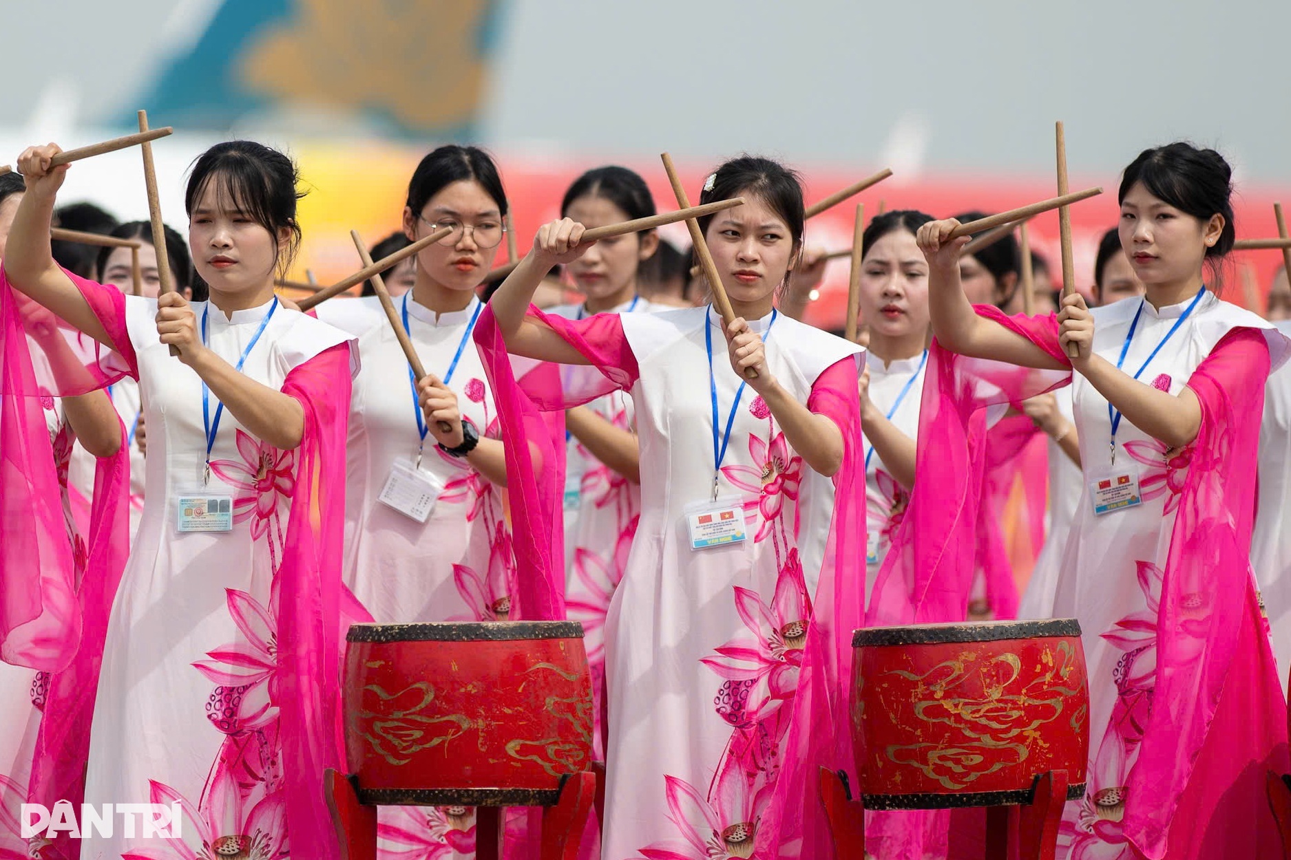 View - Chủ tịch nước Lương Cường đón Tổng Bí thư, Chủ tịch Trung Quốc Tập Cận Bình tại sân bay Nội Bài | Báo Dân trí