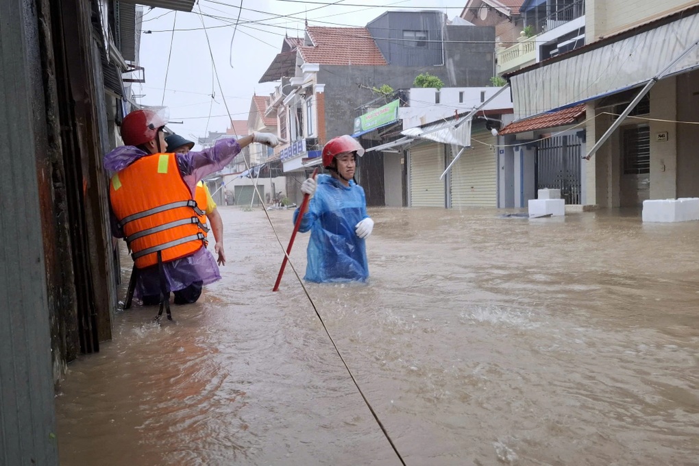 Hải Phòng, Quảng Ninh bị tê liệt nhiều nơi do bão số 3 - 3