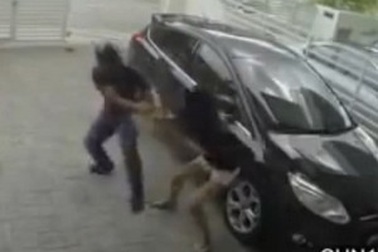 Clip "cô gái dũng cảm đánh cướp" nổi bật nhất Internet tuần qua