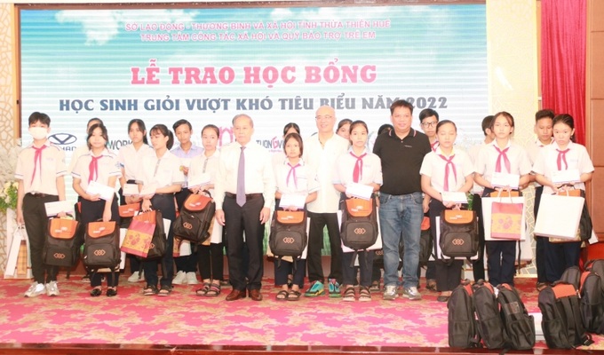 Lãnh đạo tỉnh Thừa Thiên Huế và các nhà hảo tâm trao học bổng cho học sinh