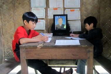 “Nhiều lúc chúng cháu nhìn bạn có bố, có mẹ mà rơi nước mắt”