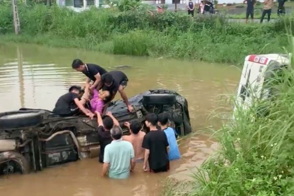 Hai ô tô lao xuống ao, người dân phá cửa cứu sống 5 người - 1