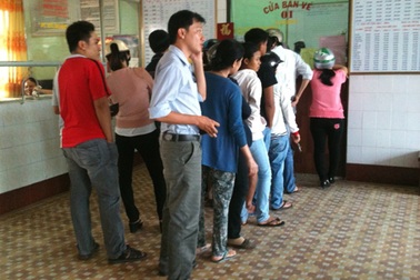 Thí sinh xếp hàng mua vé tàu đi thi đại học