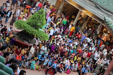 Đông nghịt người đến dự Lễ Hội vía bà Chúa Xứ núi Sam