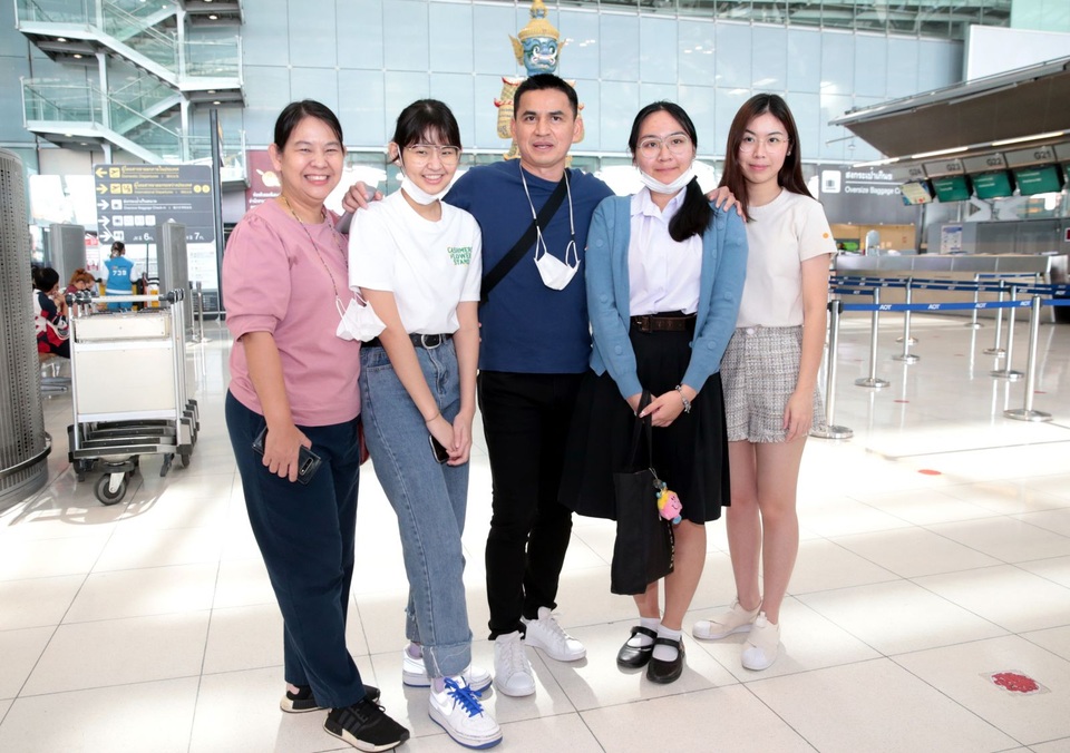 Người hâm mộ tiễn Kiatisuk rời Thái Lan sang Việt Nam dẫn dắt HA Gia Lai - 8 Người hâm mộ tiễn Kiatisuk rời Thái Lan sang Việt Nam dẫn dắt HA Gia Lai - 8