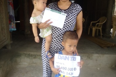 Trao gần 17 triệu đồng đến gia đình chị Đặng Thị Huệ