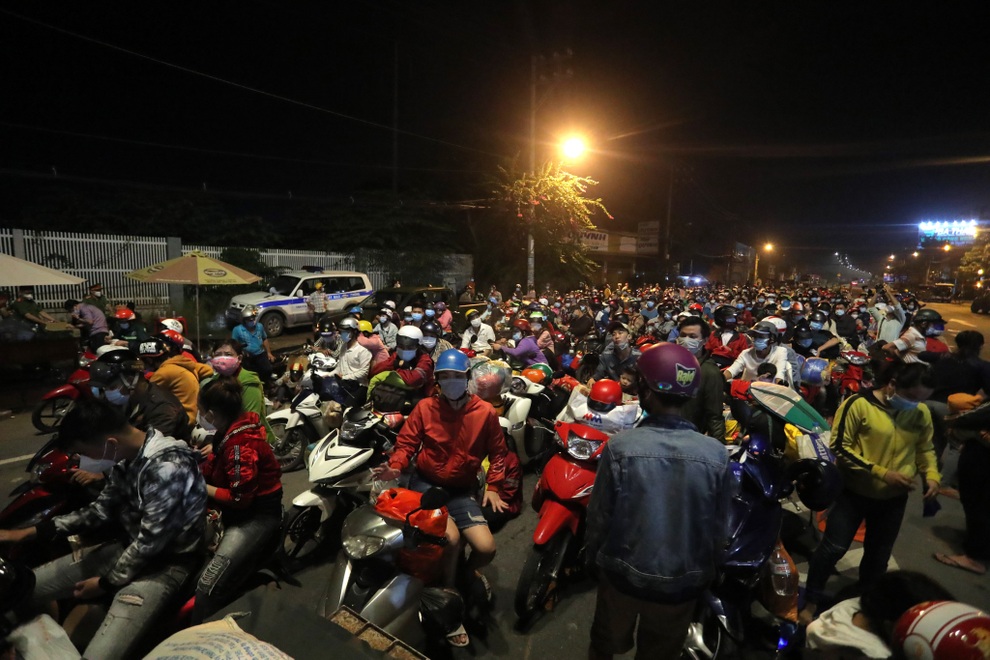 Công an TPHCM thông tin việc xử phạt người ra đường không đủ điều kiện - 2 Công an TPHCM thông tin việc xử phạt người ra đường không đủ điều kiện - 2
