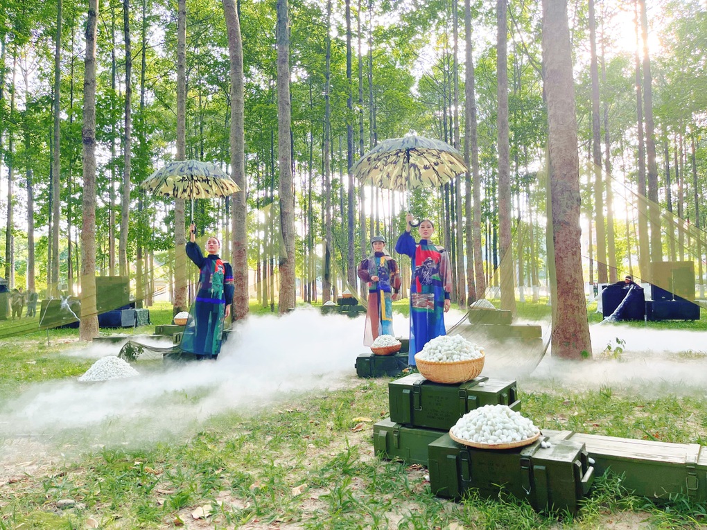 Trình diễn áo dài lấy cảm hứng từ các ca khúc nói về người lính - 2 Trình diễn áo dài lấy cảm hứng từ các ca khúc nói về người lính - 2