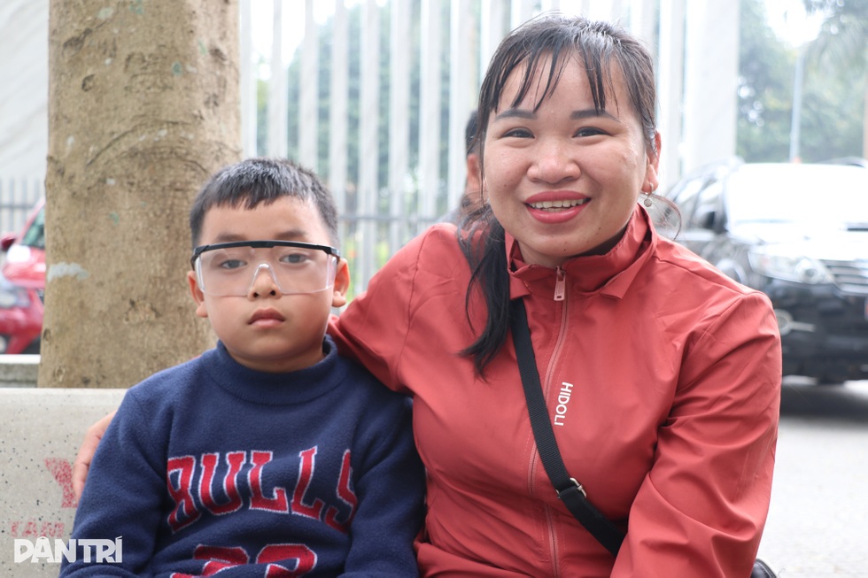 Trưởng Công an xã cứu cậu bé nơi bản nghèo thoát khỏi cảnh mù lòa - 6 Trưởng Công an xã cứu cậu bé nơi bản nghèo thoát khỏi cảnh mù lòa - 6