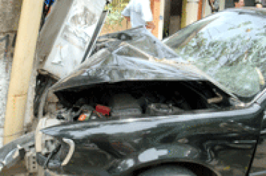 Tài xế ngủ gật, ô tô tông thẳng vào cột điện