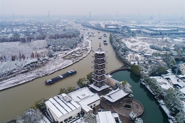 Tuyết đầu mùa phủ trắng trời, biến cổ trấn nghìn năm tuổi hóa chốn thần tiên