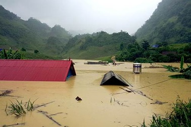 Hàng chục nóc nhà ở Điện Biên vẫn chìm nghỉm trong nước