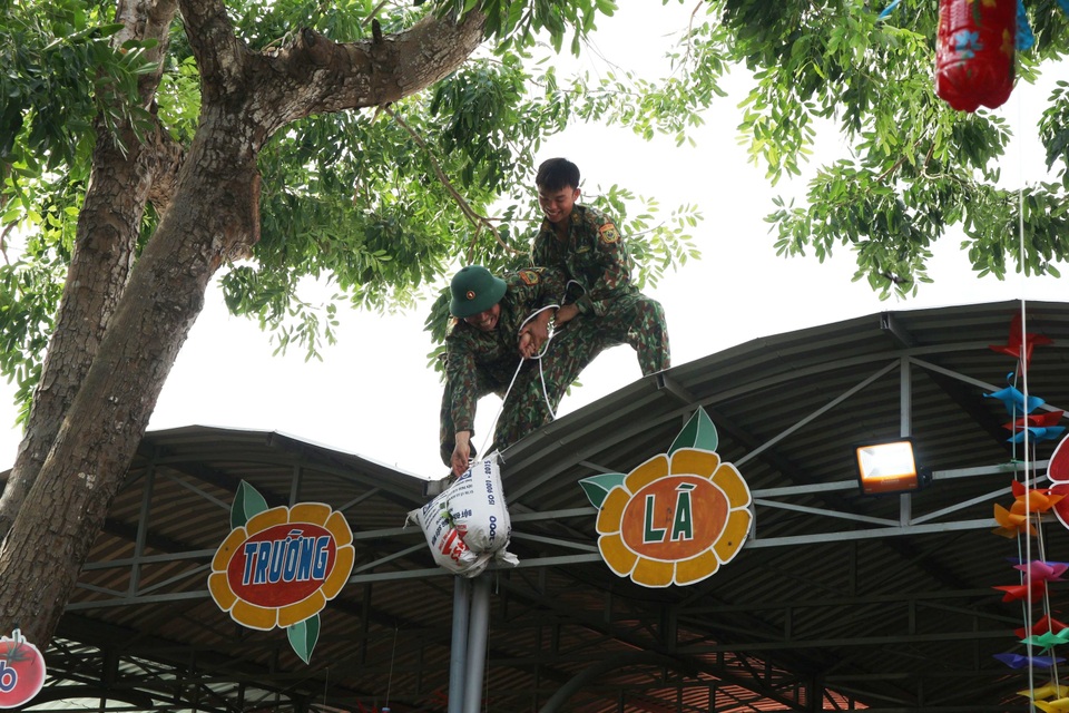 Người dân Quảng Nam hối hả chằng chống nhà “đón” bão - 3 Người dân Quảng Nam hối hả chằng chống nhà “đón” bão - 3