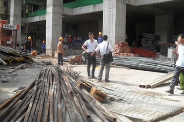 Hà Nội: Cần cẩu đứt cáp, một người nhập viện