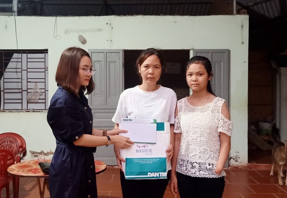 Cô gái thiếu một bàn tay được bạn đọc giúp đỡ hơn 42 triệu đồng - 1 Cô gái thiếu một bàn tay được bạn đọc giúp đỡ hơn 42 triệu đồng - 1