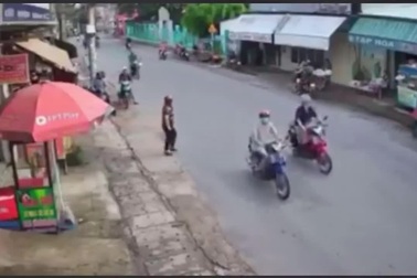 Chạy băng qua đường, người phụ nữ bị xe máy tông văng