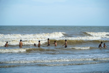 Du khách tắm biển Sầm Sơn trước giờ bão Bualoi đổ bộ đất liền