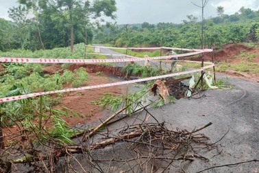 Đắk Nông: Đường sạt lở sâu đến 6m, chính quyền cảnh báo người dân