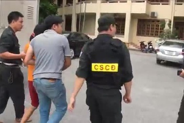 Vụ thảm sát tại Yên Bái: Nguyễn Thị Hàn bị lực lượng chức năng áp tải về trụ sở cơ quan điều tra