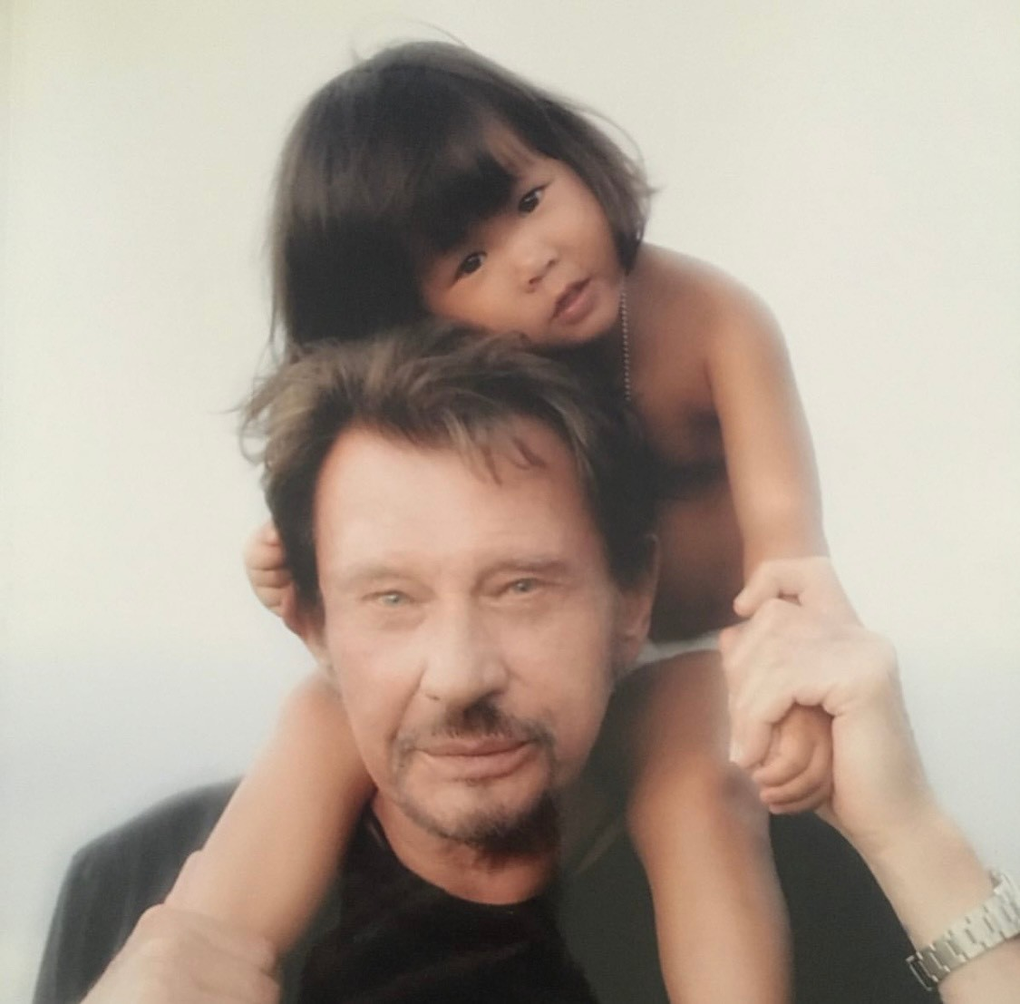 Cô bé mồ côi gốc Việt được danh ca Pháp nhận nuôi giờ ra sao? - 1