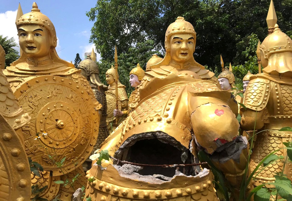 Cận cảnh đội quân đất nung “giống lính Tần Thuỷ Hoàng” trong bãi phế liệu - 15 Cận cảnh đội quân đất nung “giống lính Tần Thuỷ Hoàng” trong bãi phế liệu - 15