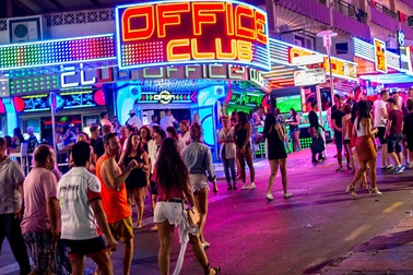 Những bữa tiệc "thác loạn" ở thiên đường nghỉ dưỡng ăn chơi Tây Ban Nha