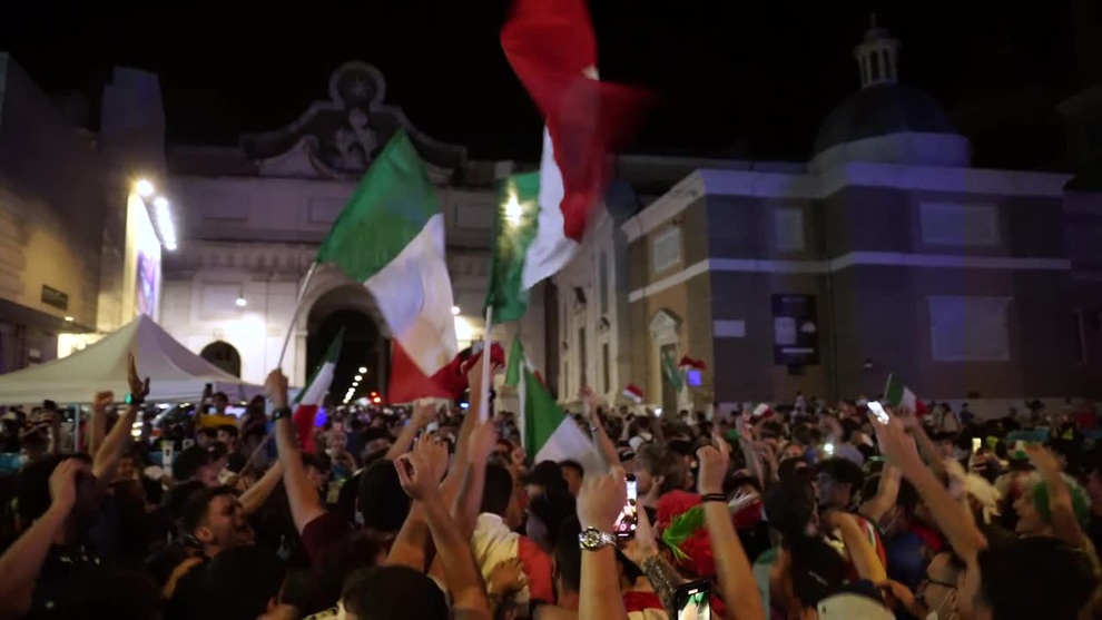 CĐV Italia đổ ra đường ăn mừng điên cuồng như thể vô địch Euro 2020 - 10 CĐV Italia đổ ra đường ăn mừng điên cuồng như thể vô địch Euro 2020 - 10