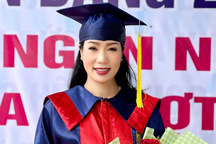 Trịnh Kim Chi lấy bằng đại học ở tuổi 51: Vừa đi chống dịch, vừa học online