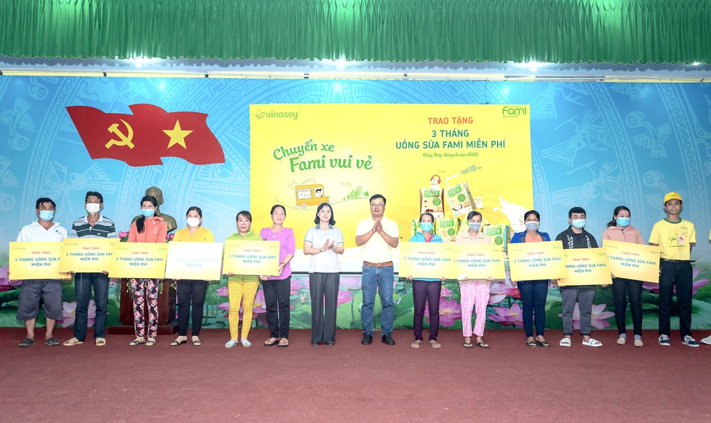 Chuyến xe Fami vui vẻ tiếp tục hành trình mang ngàn niềm vui bất ngờ đến với người dân Đồng Tháp - 2 Chuyến xe Fami vui vẻ tiếp tục hành trình mang ngàn niềm vui bất ngờ đến với người dân Đồng Tháp - 2
