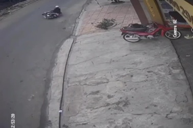 Chó thả rông lao ra đường gây họa cho cô gái chạy xe máy