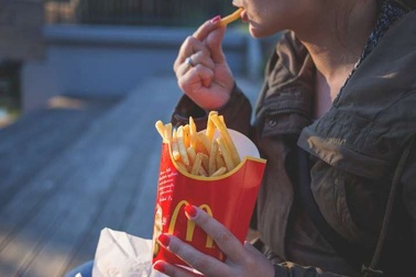Đồ ăn nhanh làm giảm chất "đàn ông" của đấng mày râu
