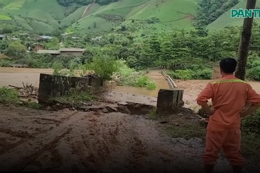Cầu bị nước lũ cuốn trôi trong tích tắc ở Sơn La
