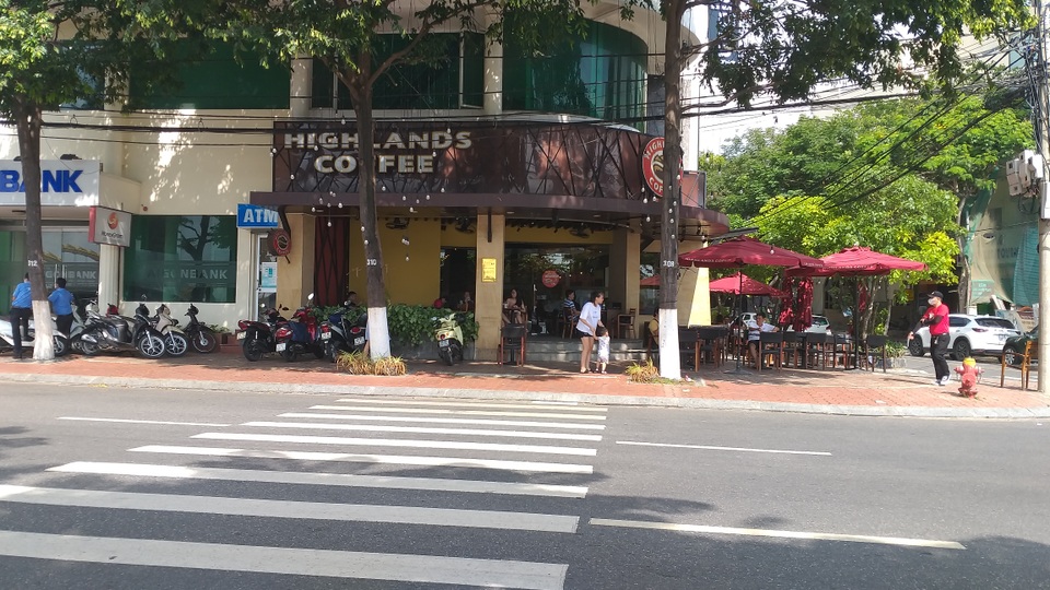 Đà Nẵng: Hết cách ly, nhiều hàng quán vẫn cửa đóng, then cài - 5 Đà Nẵng: Hết cách ly, nhiều hàng quán vẫn cửa đóng, then cài - 5