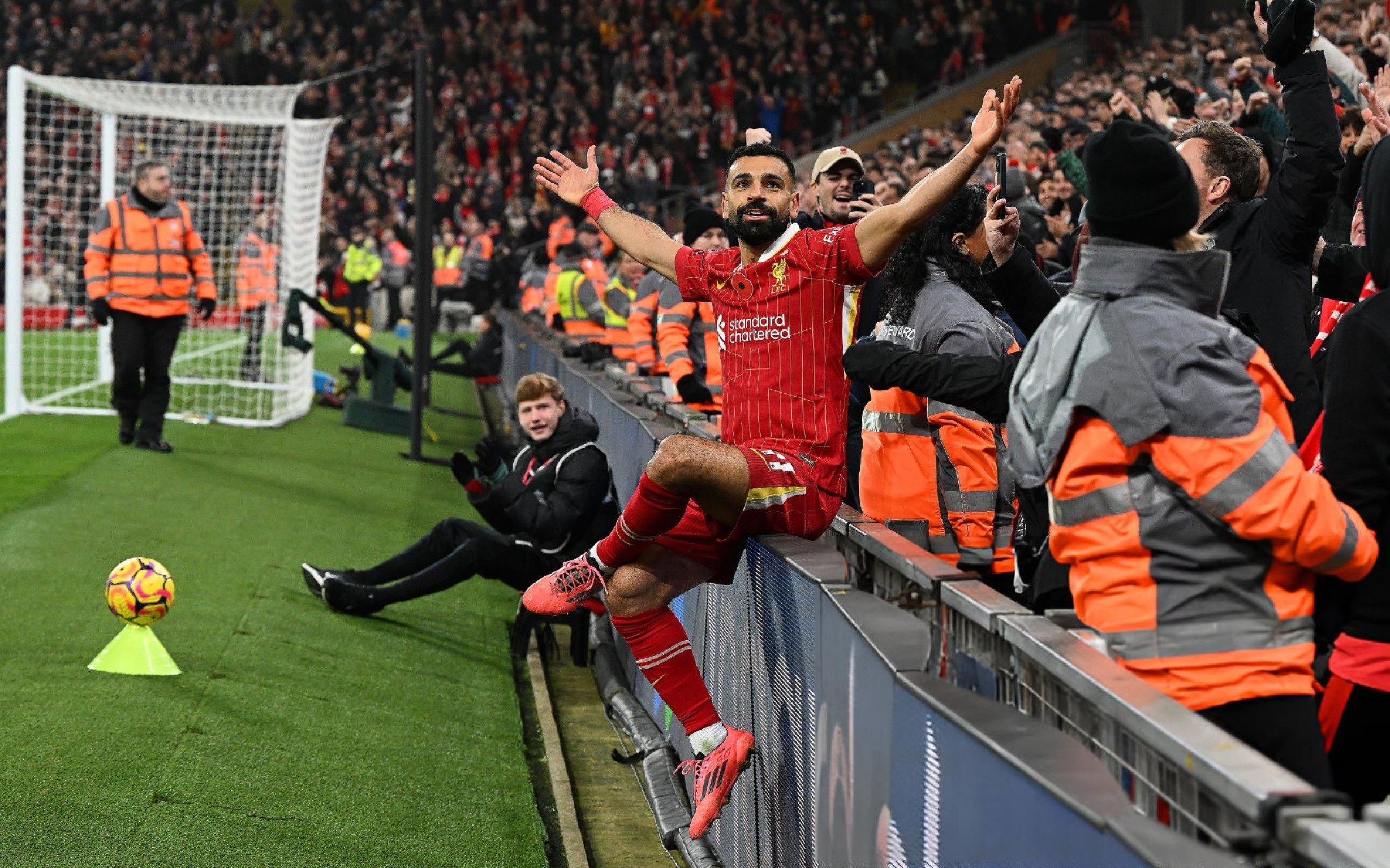 Salah tỏa sáng, Liverpool tạo khoảng cách 5 điểm với Man City - 3