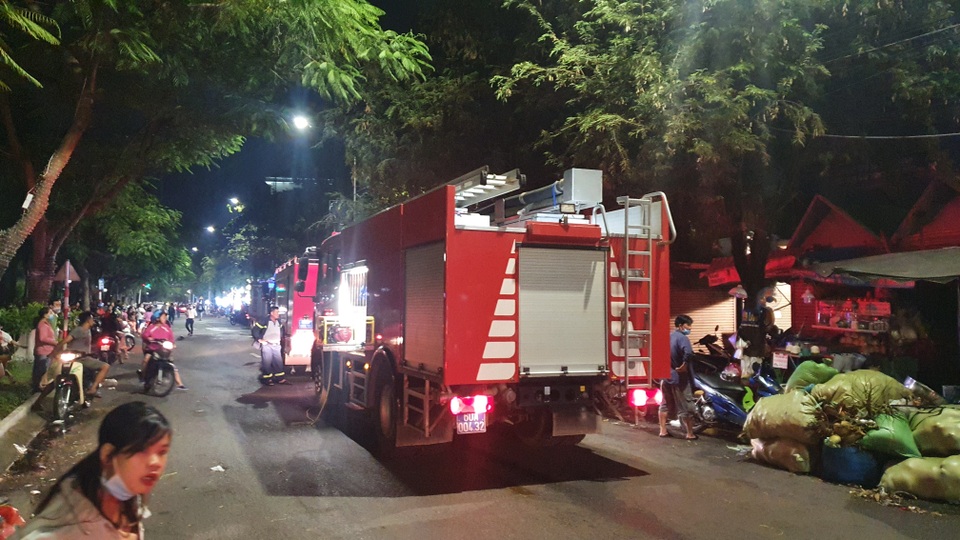 Hai kiot trong chợ Biên Hòa bị lửa thiêu rụi - 2 Hai kiot trong chợ Biên Hòa bị lửa thiêu rụi - 2