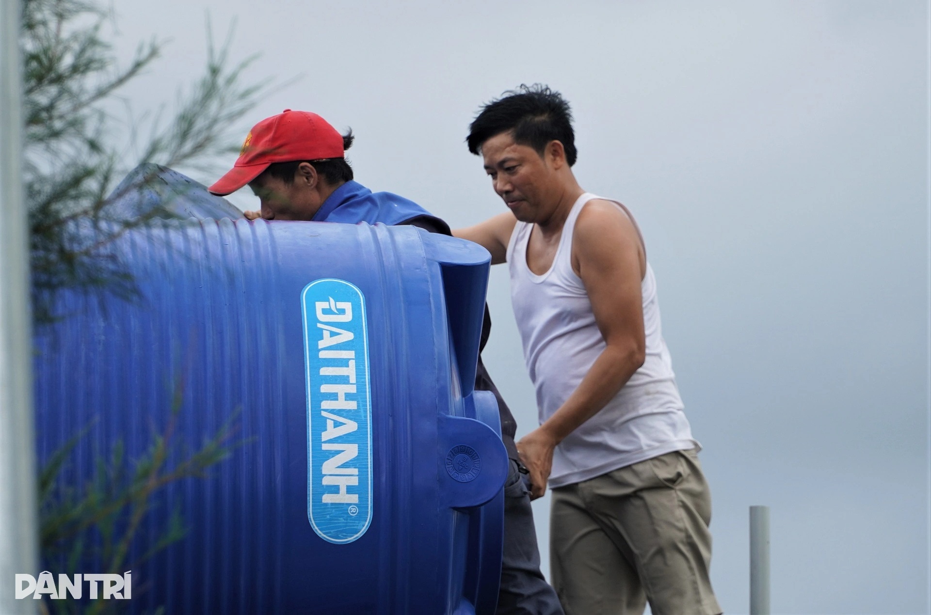 Chưa gượng dậy sau bão số 5, người dân tiếp tục chống đỡ bão Bualoi - 9 Chưa gượng dậy sau bão số 5, người dân tiếp tục chống đỡ bão Bualoi - 9