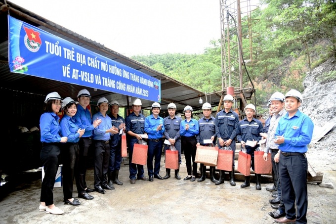 Đoàn công tác cũng đã đến tận nơi của 02 địa điểm tổ chức khoan thăm dò do hai Tổ thanh niên công nhân công ty CP Địa chất mỏ - TKV đảm nhiệm thi công ở trên núi cao để trực tiếp trao những món quà động viên nhân dịp Tháng Công nhân, tháng hành động về AT- VSLĐ năm 2023.