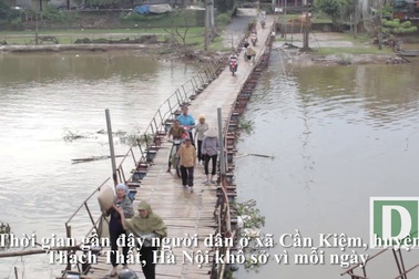 Cầu cũ bị đập, cầu mới chưa xây, dân chòng chành qua cầu phao