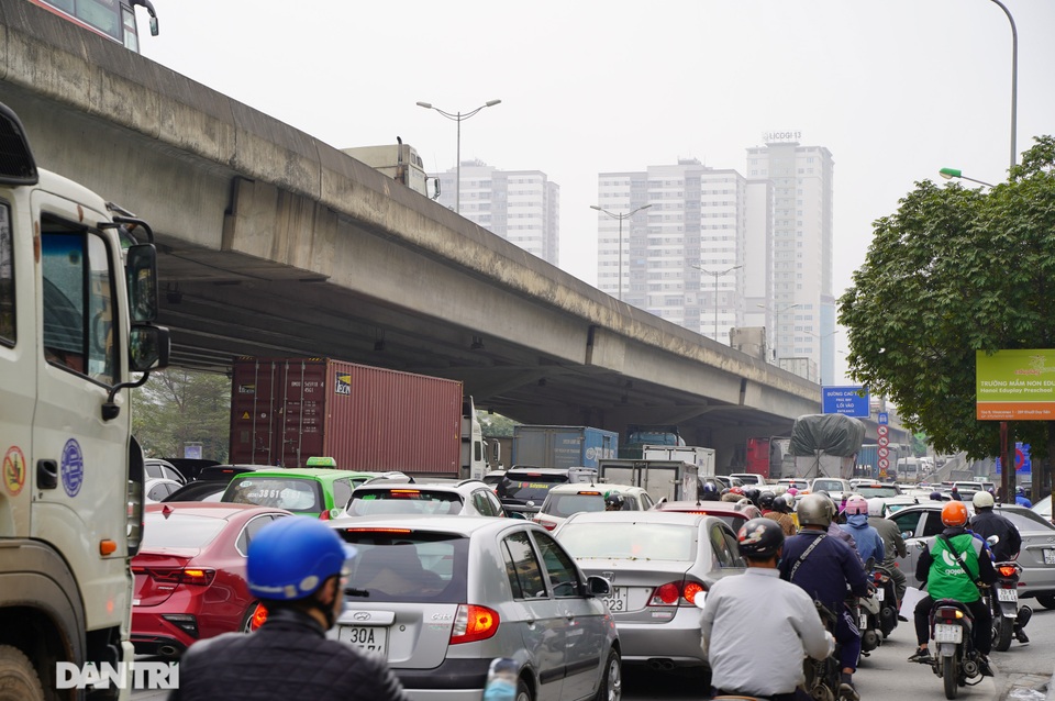 Người dân đổ về quê nghỉ Tết sớm, đường phố cửa ngõ Hà Nội ùn ứ kéo dài - 6 Người dân đổ về quê nghỉ Tết sớm, đường phố cửa ngõ Hà Nội ùn ứ kéo dài - 6