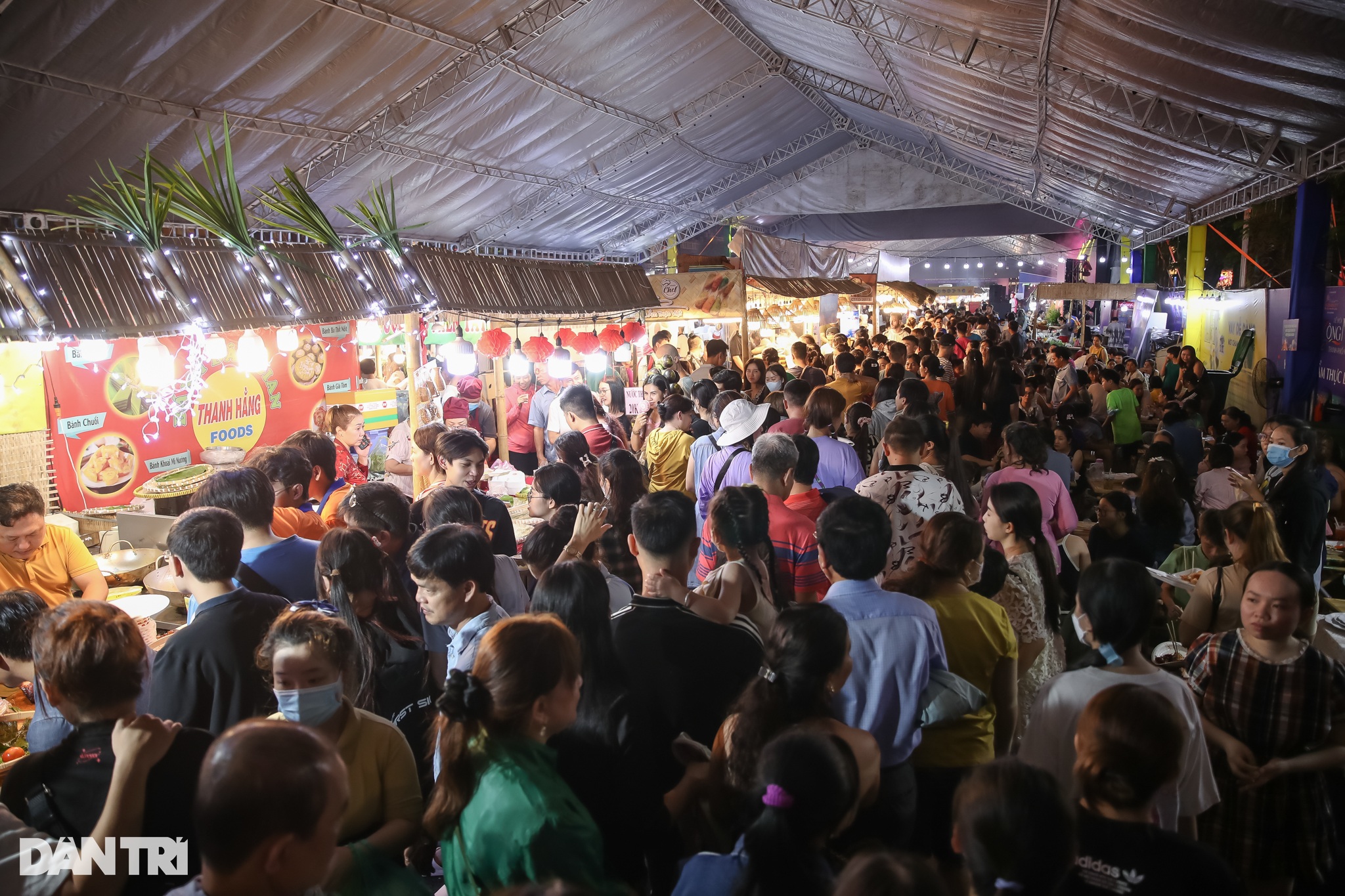 Người dân TPHCM chen chật kín tại không gian ẩm thực Lễ hội Sông nước - 2